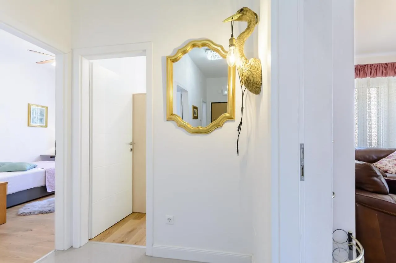 Bird Lamp Luxury Apartment Bacvice, Split 0*,