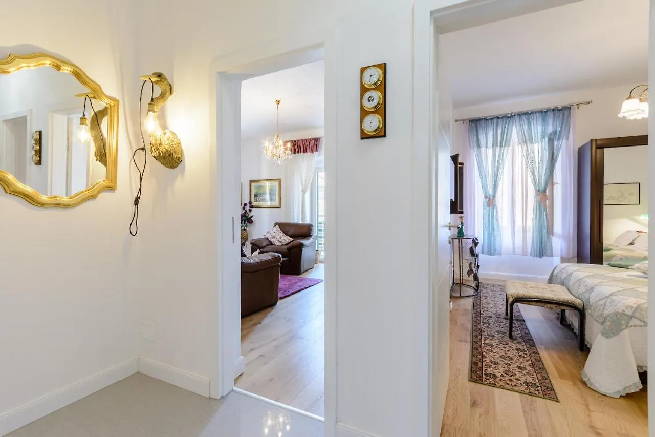 Bird Lamp Luxury Apartment Bacvice, Split