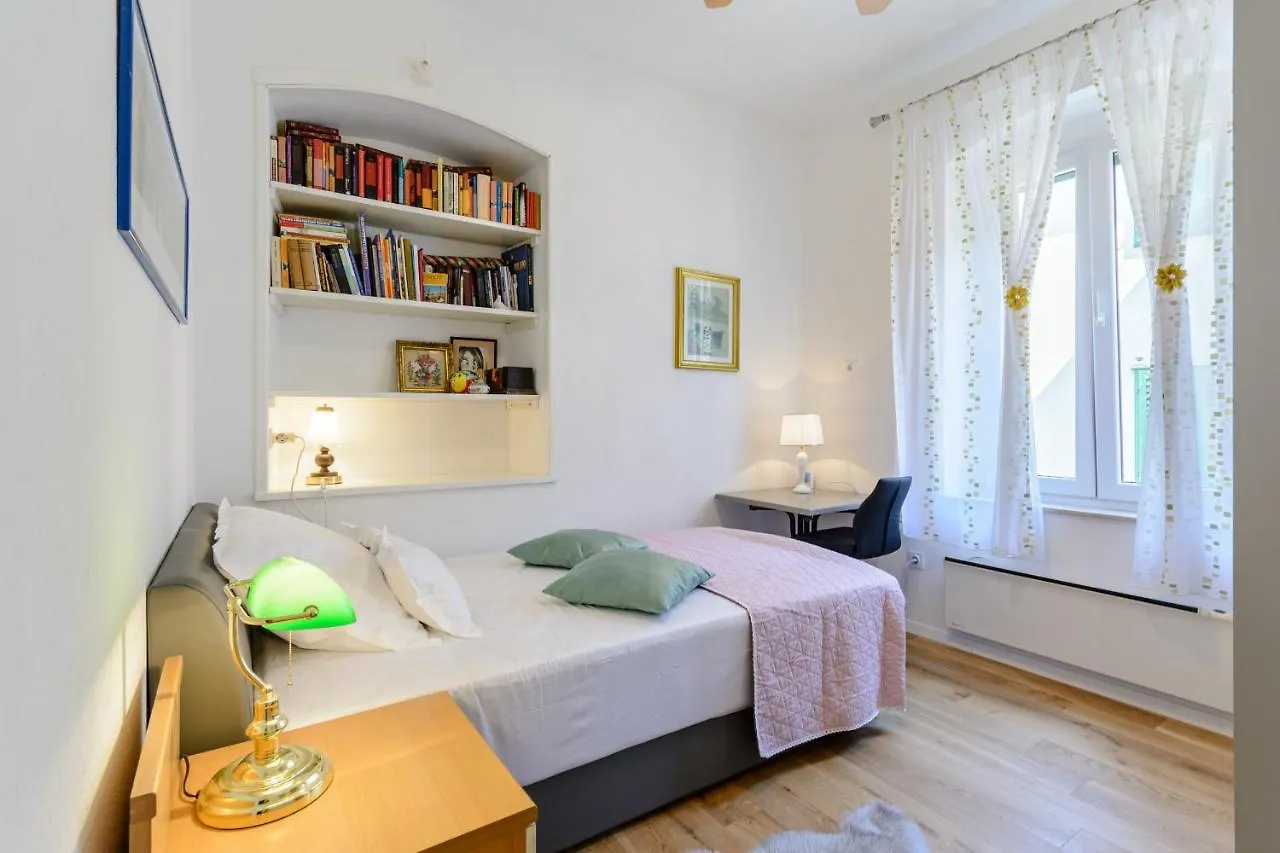 Bird Lamp Luxury Apartment Bacvice, Split Croácia